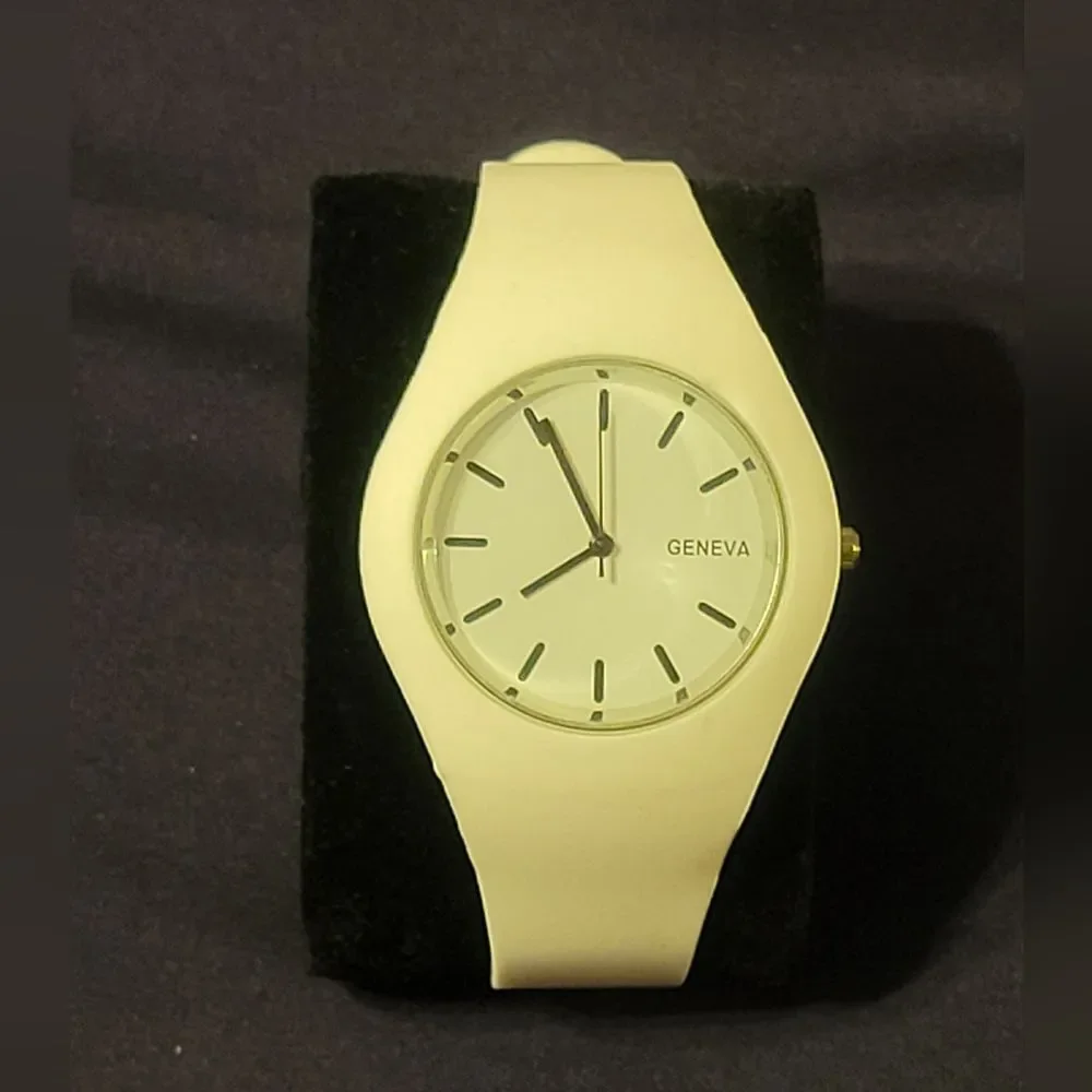 GENEVA WHITE SILICONE BAND WATCH